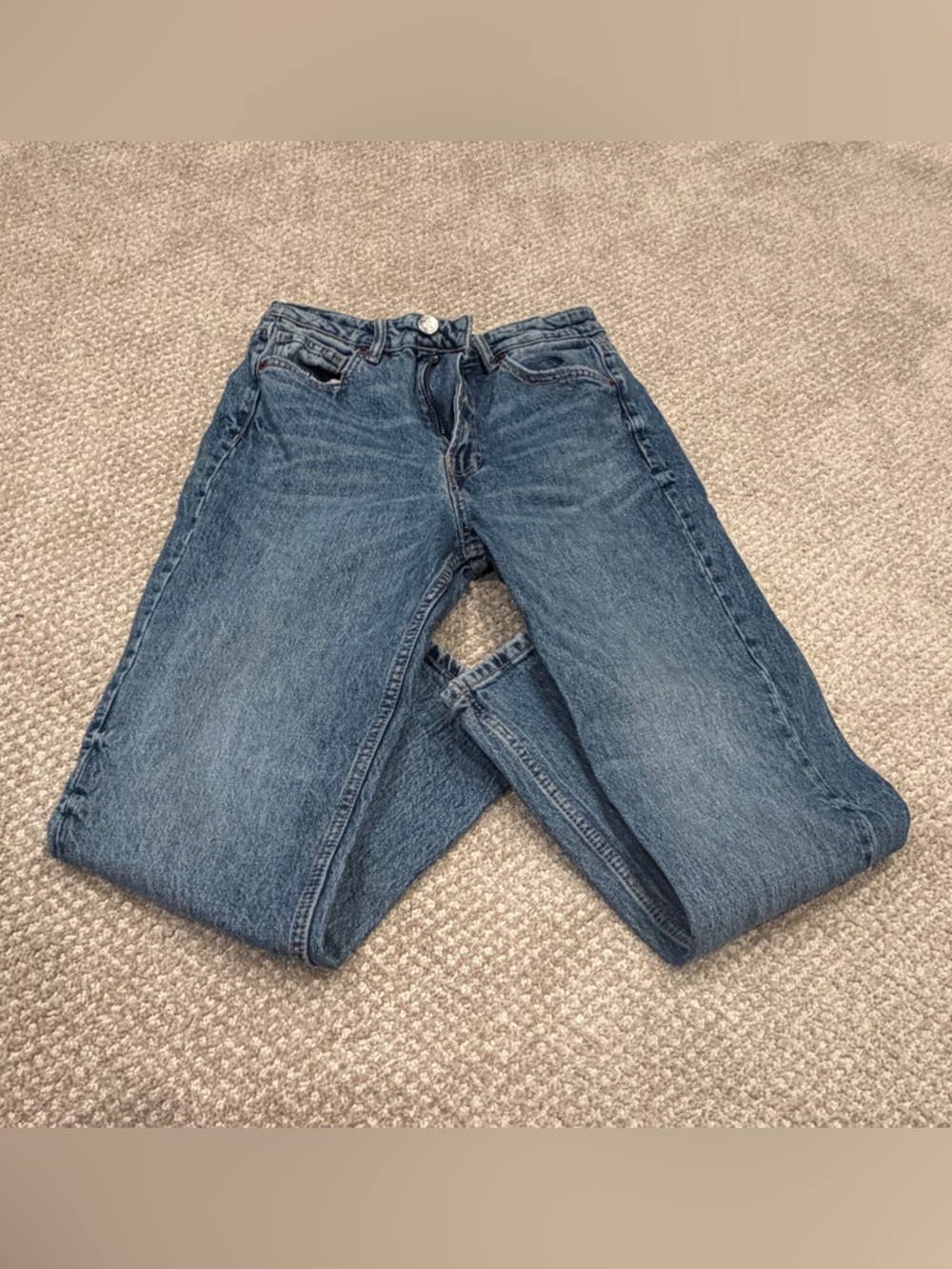 🎀 Zara Women’s Straight Leg Jeans medium wash – Size 4 🎀